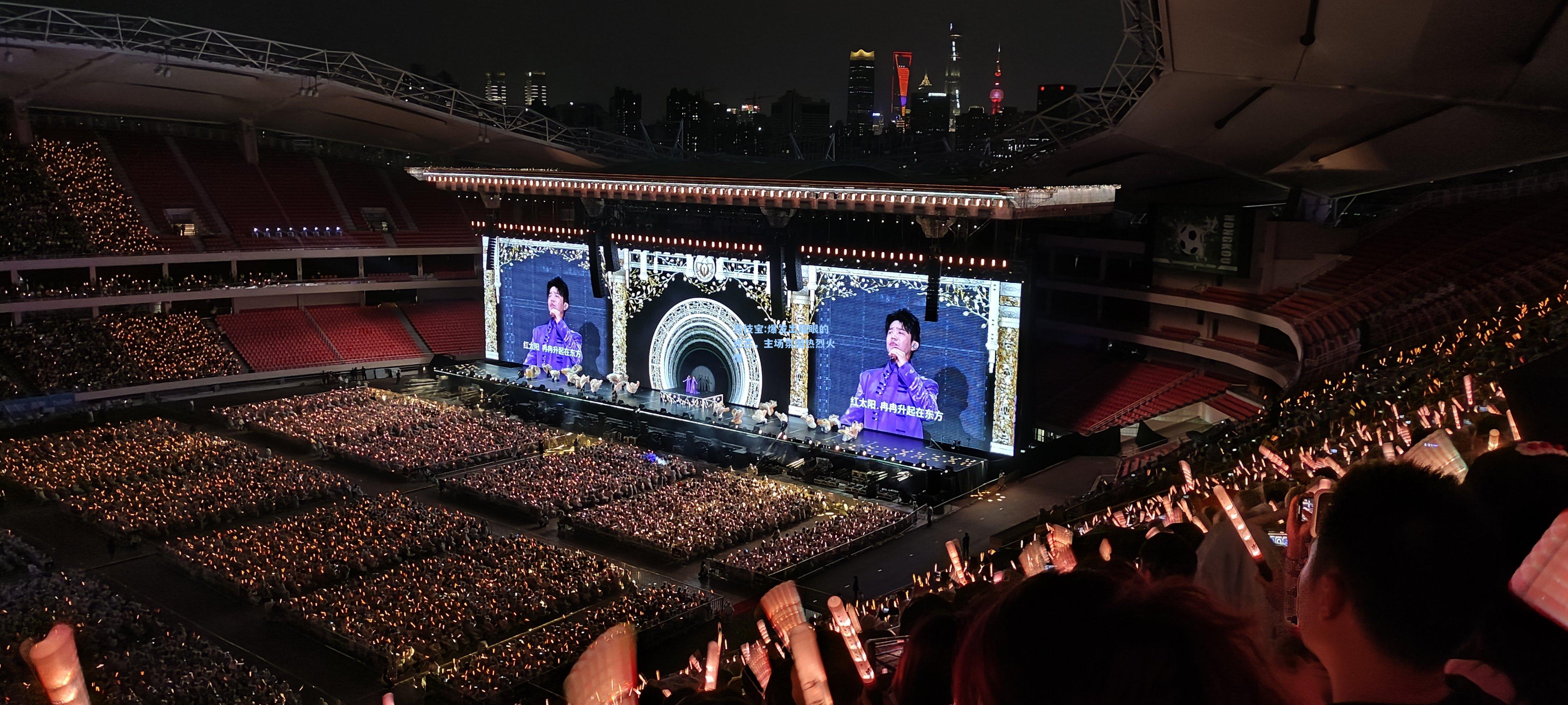 爆发出耀眼的光芒，主场氛围热烈火爆