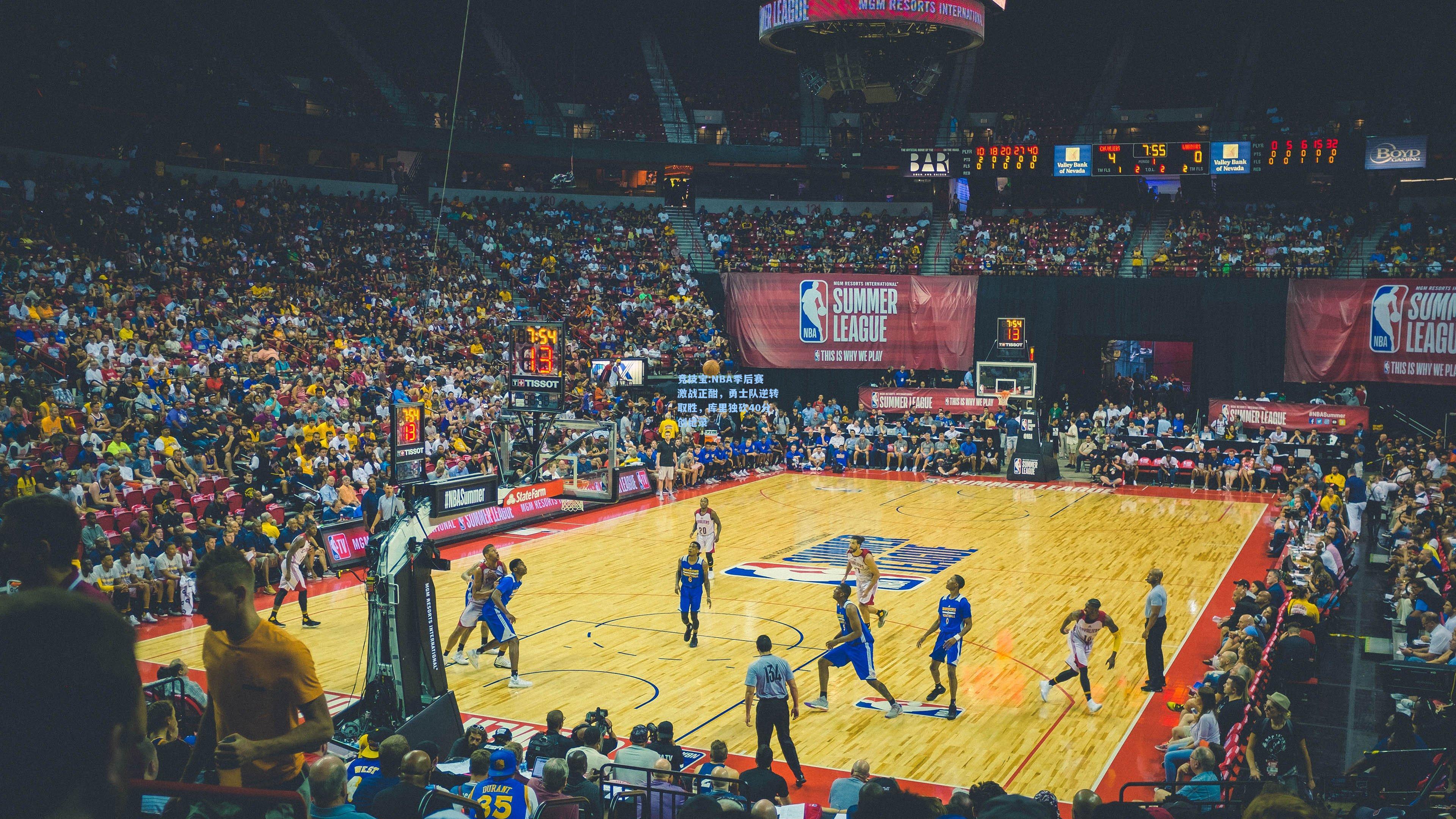 NBA季后赛激战正酣，勇士队逆转取胜，库里独砍40分创纪录